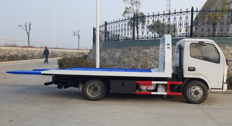 東風(fēng)多利卡上藍(lán)牌清障車(chē)