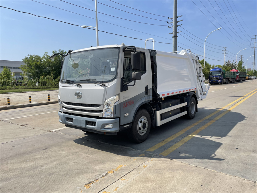 上汽躍進(jìn)6方純電動(dòng)壓縮垃圾車(chē)