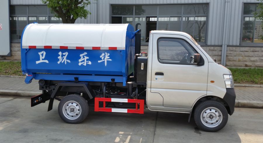 廈工楚勝為宜昌用戶(hù)生產(chǎn)的長(zhǎng)安車(chē)廂可卸式垃圾車(chē)準(zhǔn)備起運(yùn)。